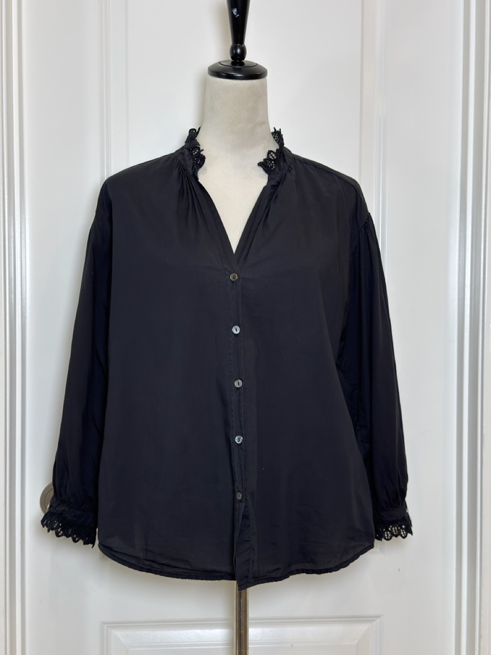 Velvet by Graham & Spencer Black Button-Front Blouse 100% Cotton